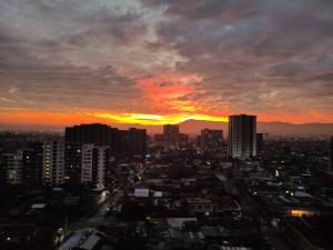 圣地亚哥¡Comodísimo y práctico depto!的城市天际线,背景是日落