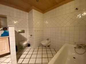 阿斯克尔La Casa Nostra in Asker, only 17 minutes to Oslo的白色的浴室设有浴缸和卫生间。