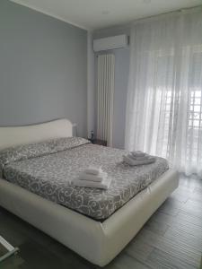 波佐利Villa Giulia的一间卧室配有带毛巾的床
