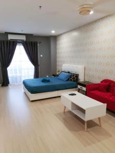 金宝Home Feel @ Superior Deluxe Room Champs Elysees的一间卧室配有一张床和一张红色的沙发