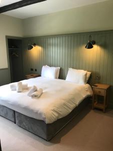 斯雷尔凯尔德霍斯法里尔酒店和思雷尔克德凯瑟克致意酒店的一间卧室配有一张大床和两条毛巾
