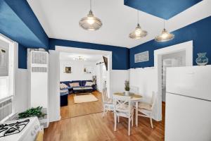 芝加哥Logan Square Coach House的厨房和带蓝色墙壁的客厅
