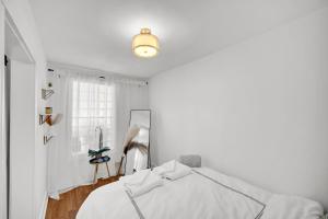 芝加哥Logan Square Coach House的白色卧室配有床和灯