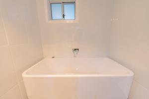 伊登伊登度假酒店的白色浴室内的白色水槽,设有窗户