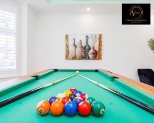 锡德卡普Luxury Home by AV Stays Short Lets Sidcup的客房内的台球桌,配有球
