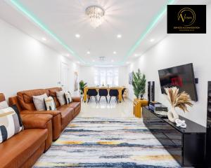 锡德卡普Stylish 4 Bedroom Home by AV Stays Short Lets Sidcup with Free Parking的带沙发和电视的客厅