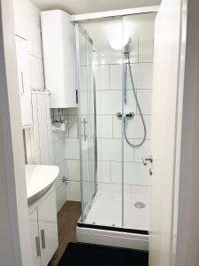 Sankt PeterApartment MILA的带淋浴和盥洗盆的浴室