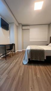 圣保罗钻石酒店的一间卧室配有一张床和一张书桌