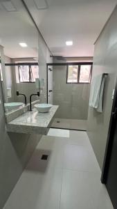 圣保罗钻石酒店的白色的浴室设有水槽和淋浴。