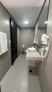 圣保罗钻石酒店的一间带水槽和镜子的浴室