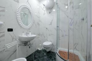 巴里L.T. BARI SUITE _ Locazioni Turistiche _的浴室配有卫生间、淋浴和盥洗盆。