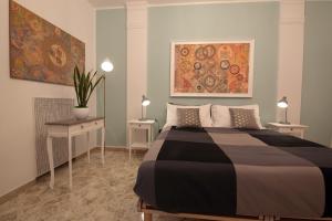 巴里L.T. BARI SUITE _ Locazioni Turistiche _的一间卧室设有一张大床和两个床头柜