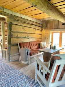 SkjåkKufjøset的小木屋内带沙发的客厅