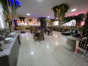 布卡拉曼加拉布卡拉曼加塞拉尼亚酒店的餐厅内带桌椅的用餐室