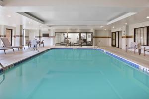 萨默塞特Courtyard by Marriott Somerset的蓝色的大游泳池,位于酒店客房内