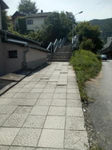 维舍格勒Lenka的一条人行道,旁边是一座建筑,有一套楼梯