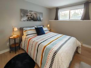 OrfordChalet Escapade Orford的一间卧室配有一张床,并画着一只狗的照片
