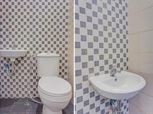 茂物Capital O 92765 J&b Smart Sentul的一间带卫生间和水槽的浴室