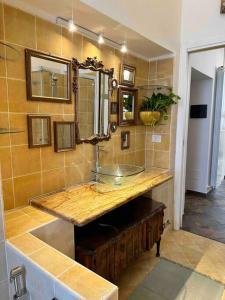钱皮诺Casa di Lo的一间带水槽和镜子的浴室