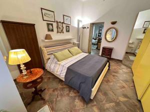 钱皮诺Casa di Lo的一间卧室配有一张床和一张带台灯的桌子