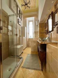 钱皮诺Casa di Lo的带淋浴和盥洗盆的大浴室