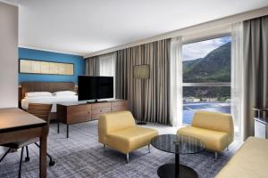 博尔扎诺福鹏伯尔扎诺伯泽喜来登酒店的酒店客房设有一张床和一个大窗户