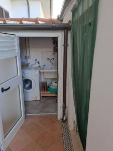 卡麦奥雷GIARDINO FIORITO的一间带水槽和洗衣机的浴室