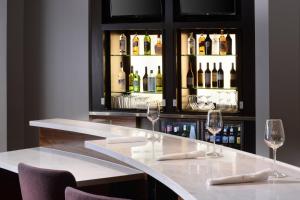 皮尔兰Courtyard Marriott Houston Pearland的一张桌子,上面放有酒杯和葡萄酒