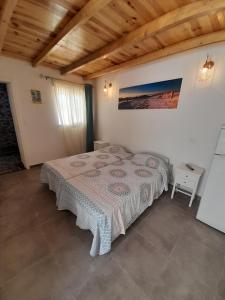 阿尔布费拉Ibiza Suite Independent bedroom and bathroom的卧室配有一张床