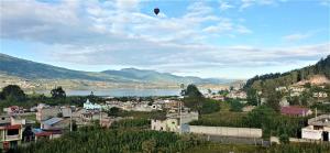 奥塔瓦洛Green House Araque Inn的风筝在天空中飞过城市