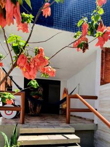 若昂佩索阿Espaço Jardim Secreto Hostel的有一棵树,里面种着红色的花