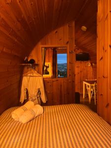 巴洛赫Stoneymollan over Loch Lomond的小木屋内一间卧室,配有一张床