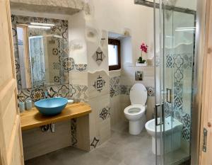 马达莱纳La Casa di Dario的一间带卫生间和玻璃淋浴间的浴室