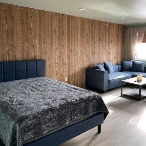 加德纳ParkWay Yellowstone Guest House #7的一间卧室配有一张床和一张沙发