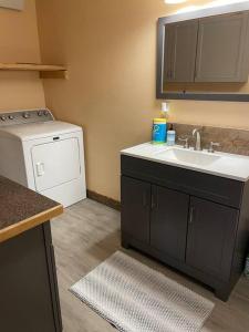 加德纳ParkWay Yellowstone Guest House #7的厨房配有水槽和洗衣机