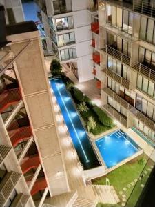 危地马拉Encanto Cayala, Apartamento moderno a minutos caminando de Embajada USA y Paseo Cayala的大楼游泳池的顶部景色