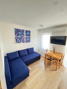 斯普利特Apartment TIM的客厅配有蓝色的沙发和桌子
