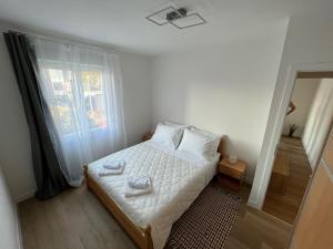 斯普利特Apartment TIM的一间卧室配有一张带白色床单和镜子的床