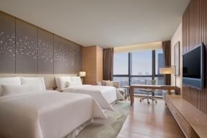 重庆 重庆解放碑威斯汀酒店的酒店客房设有两张床和一台平面电视。