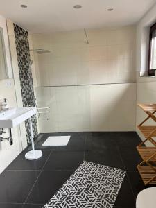 阿尔道夫FMA Ferienwohnung Alfdorf的一间带水槽和淋浴的浴室