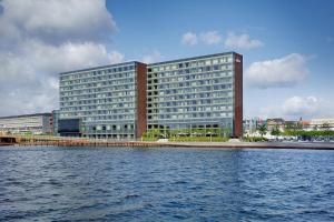 哥本哈根哥本哈根万豪酒店的一大片水边的大建筑