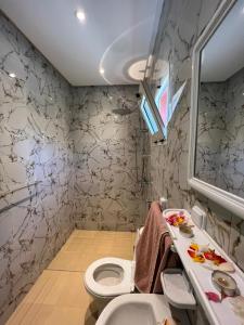 马拉喀什Dar Baddi的一间带卫生间和水槽的浴室