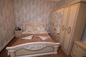 久姆里Guest House的一间卧室配有一张大床和一个木制橱柜
