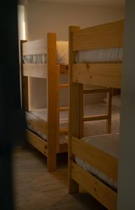 特鲁希略Awqa Loft & Camp的客房内的两张双层床