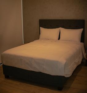 特鲁希略Awqa Loft & Camp的一张配有白色床单和枕头的大床