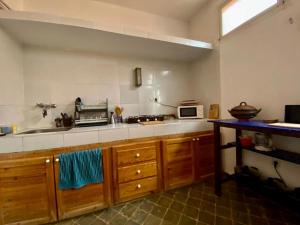 廷吉尔Les chandelles的厨房配有水槽和微波炉