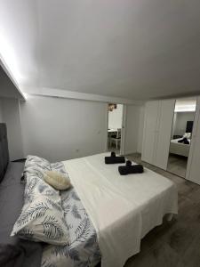 马拉加Málaga All-in的一间卧室配有一张大床和枕头