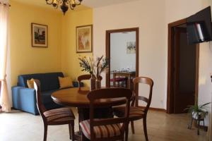 皮蒂利亚诺Casa Luisa的客厅配有桌椅和沙发