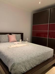 Coqueto apartamento familiar客房内的一张或多张床位