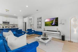 休斯顿Villa De Briley的一间带蓝色家具的客厅和一间厨房